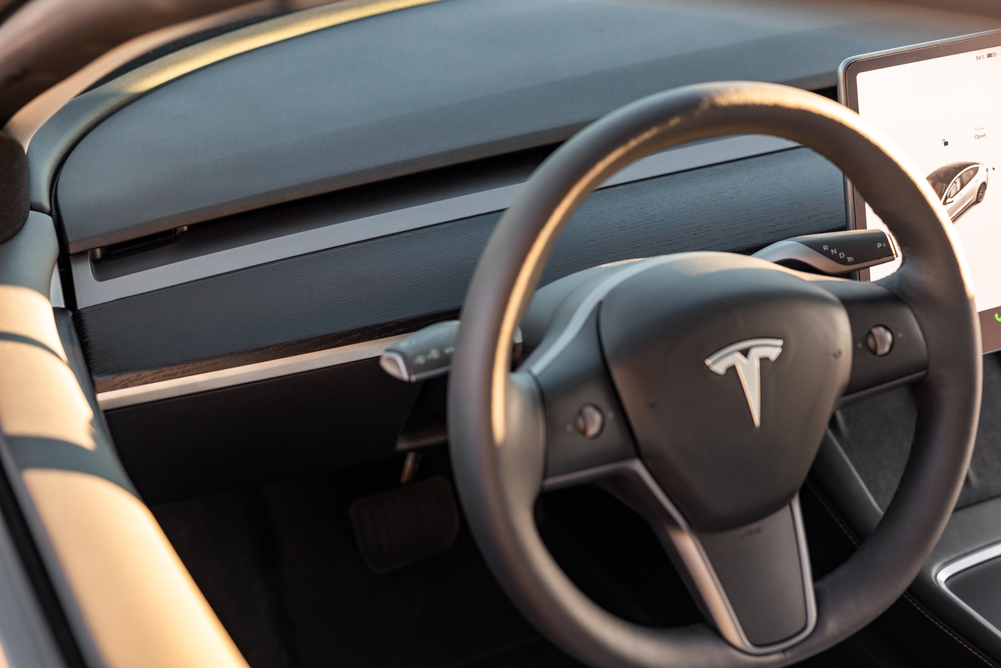 Fliegender Einsatz aus Holz für Tesla Model 3 und Model Y